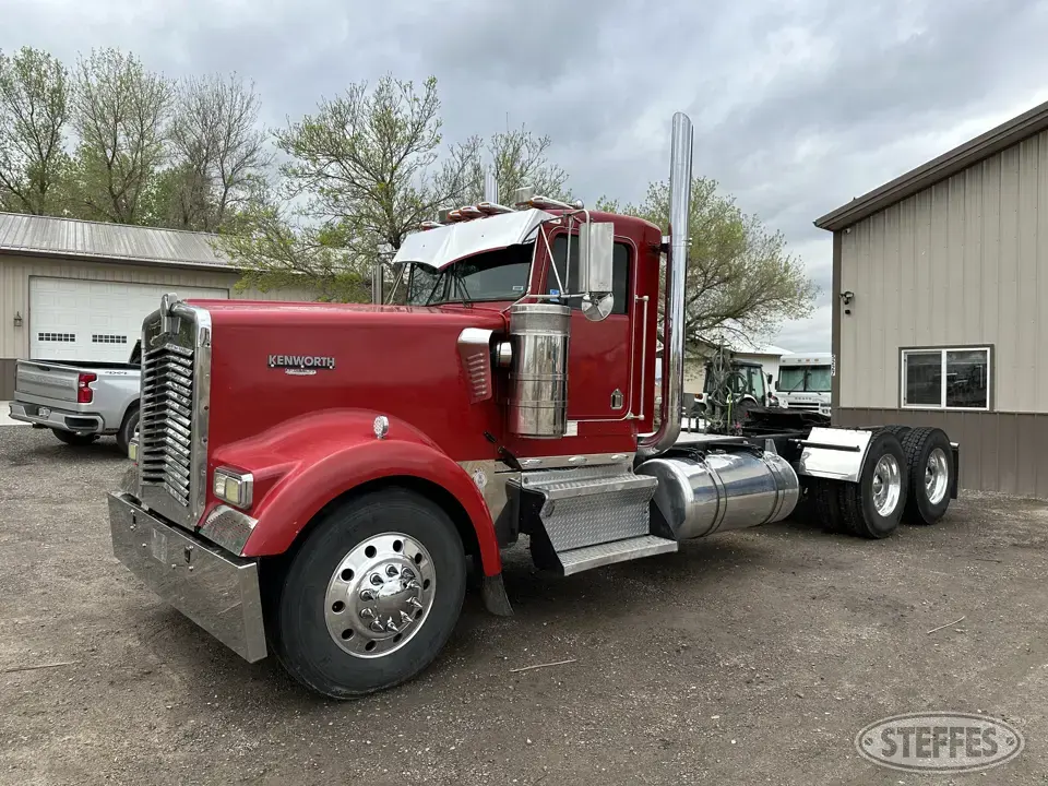 2000 Kenworth W900B Conventional Truck without Sleeper