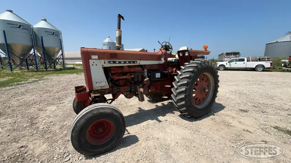 1966 Farmall 806 2WD Tractor
