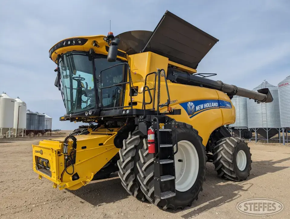 2021 New Holland CR8.90 Combine