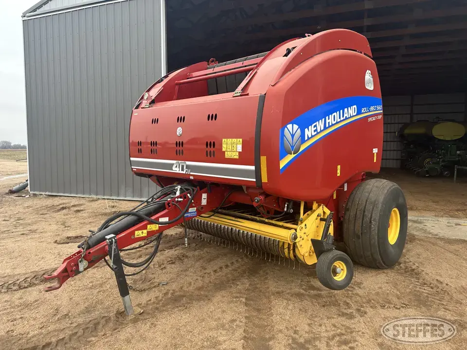 2015 New Holland Roll-Belt 560 Round Baler