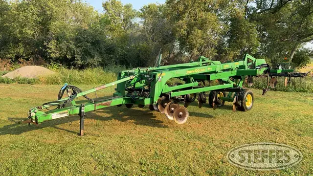 John Deere 2700