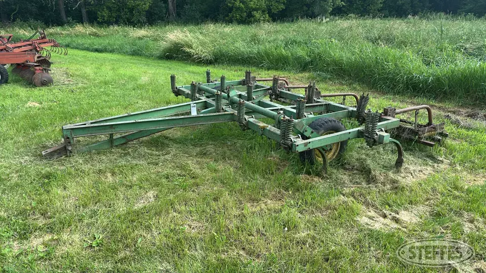 John Deere 100 Chisel Plow