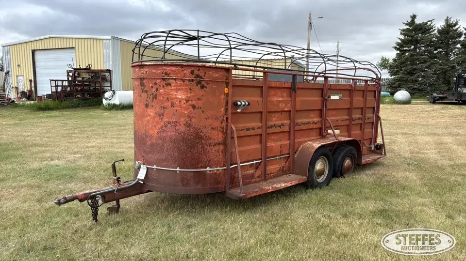 1970 Hale tandem axle livestock trailer Bumper Livestock Trailer