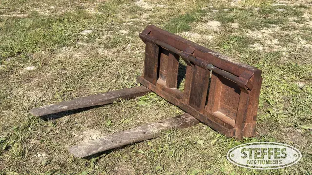 Skid steer pallet forks