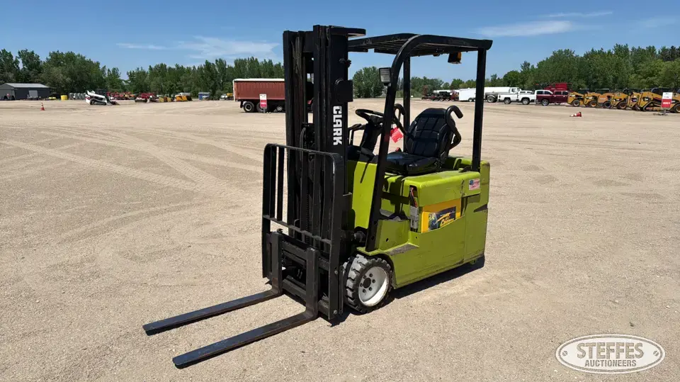 Clark TMX 25 Warehouse Forklift