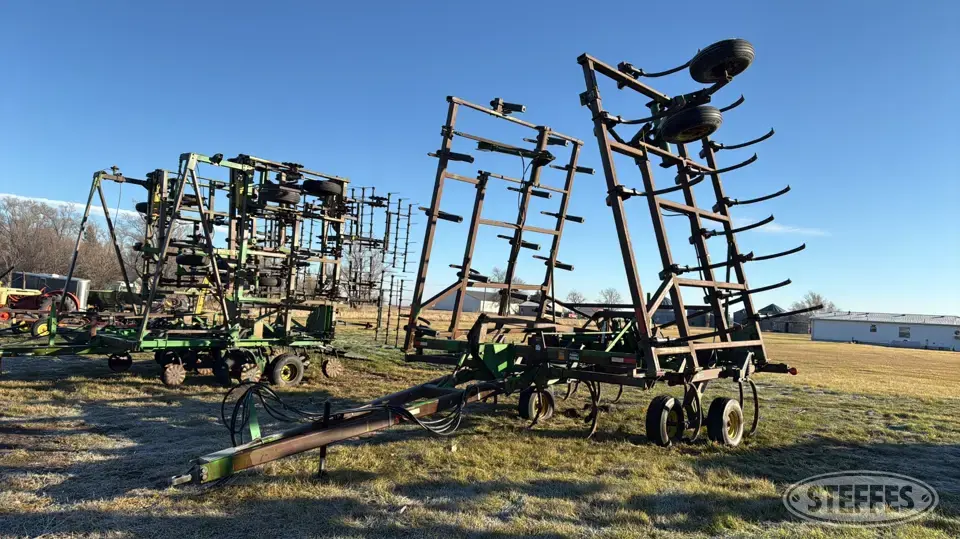 John Deere 680 Chisel Plow