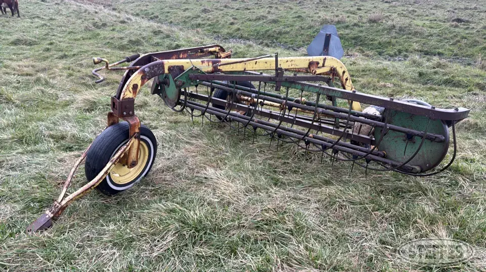 John Deere 640 Rake