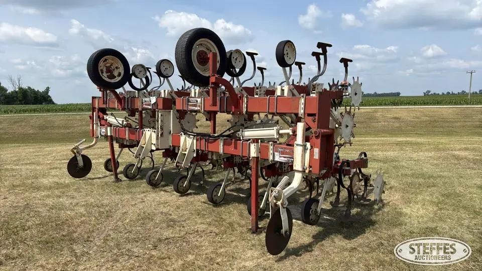 Tebben row crop cultivator