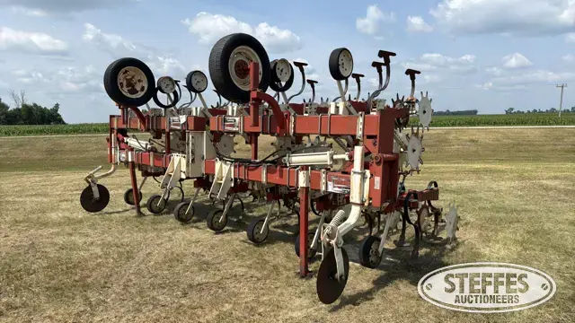 Tebben row crop cultivator
