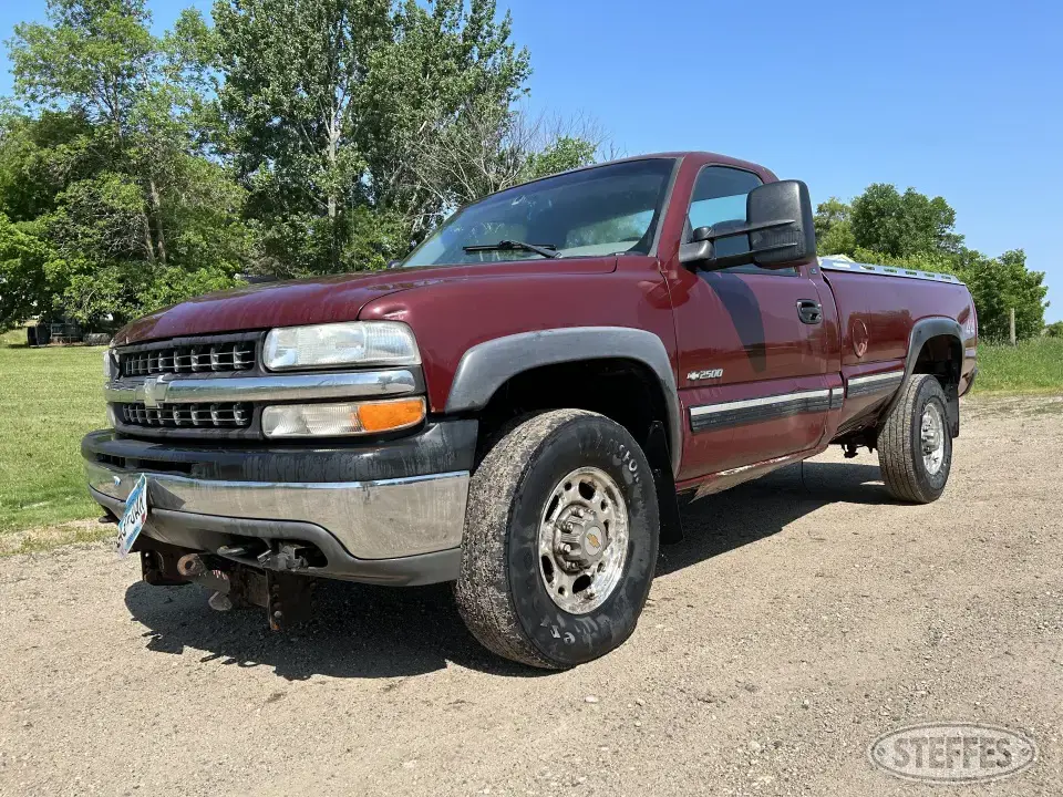 2000 Chevrolet Silverado 2500 LS 3 Quarter Ton Pickup