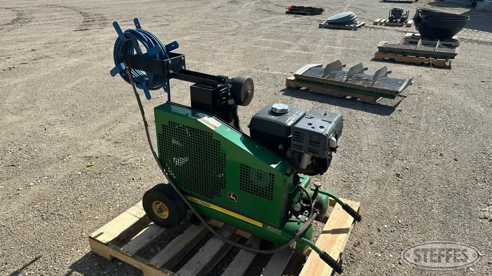 John Deere AC2-8G11 Air Tools and Compressor