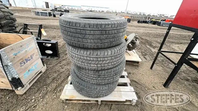 (4) Michelin Primacy XLT 265/65R18 tires