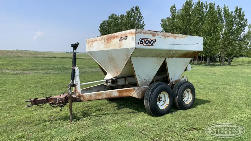 Willmar 500 Pull-Type Dry Spreader