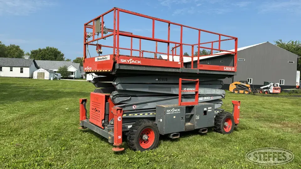 Skyjack SJ 9250 RT Scissor Lift