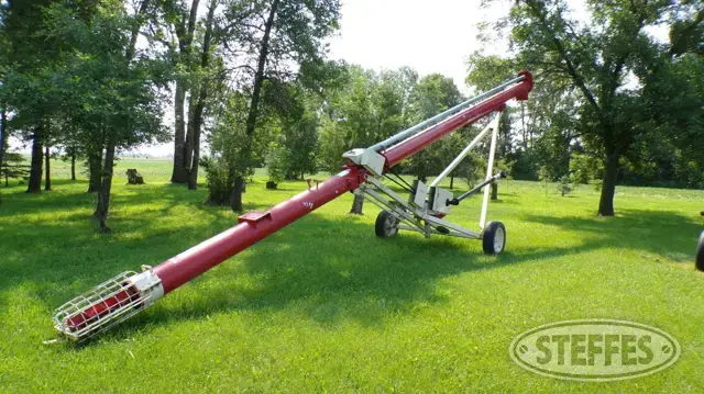 Buhler Farm King 1036