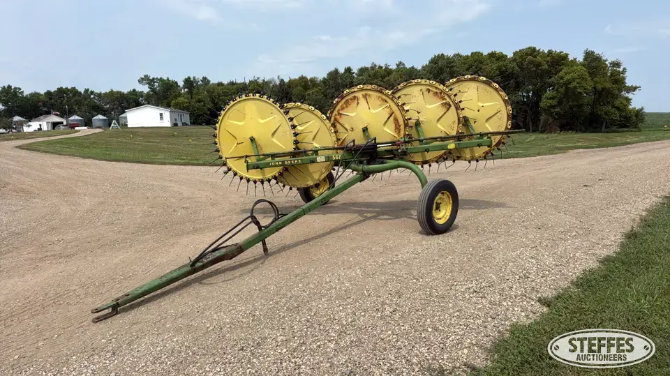 John Deere 567 Rake