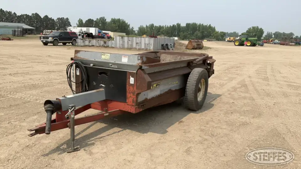 H&S 175 Pull-Type Dry Spreader