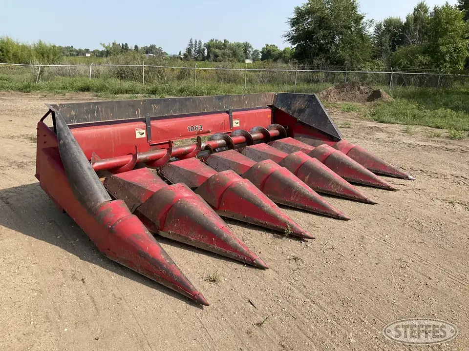 International 800 Series Corn Head