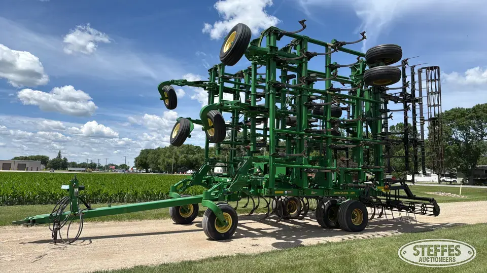 2013 John Deere 2210 Field Cultivator