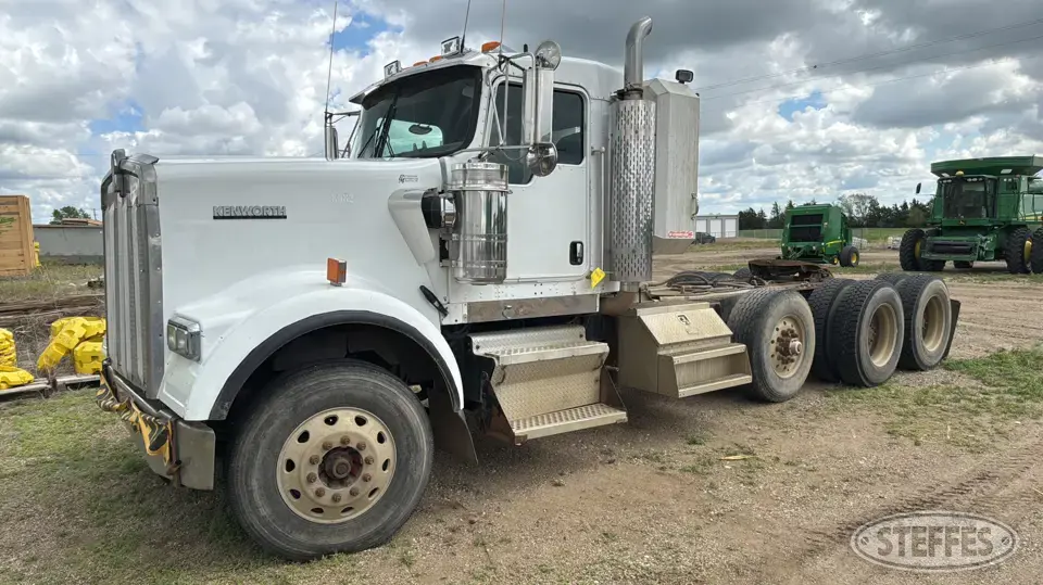 2004 Kenworth W900 Conventional Truck without Sleeper