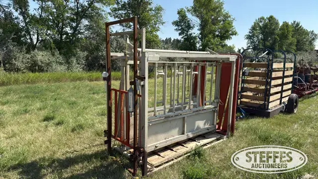 Westguard livestock squeeze chute