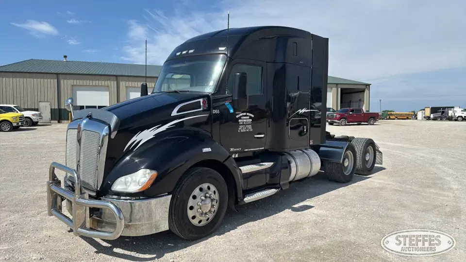 2015 Kenworth T680 Conventional Truck with Sleeper