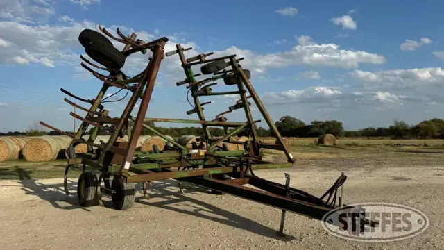 John Deere 610