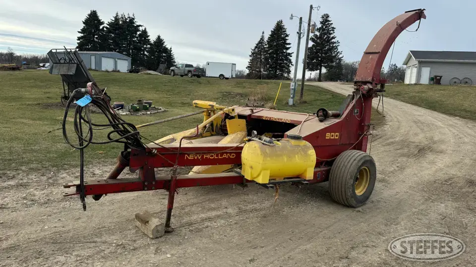 New Holland 900 Pull-Type Harvester