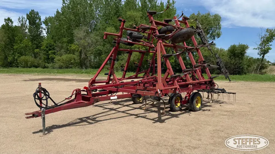 Case IH 4800 Vibra-Shank Field Cultivator