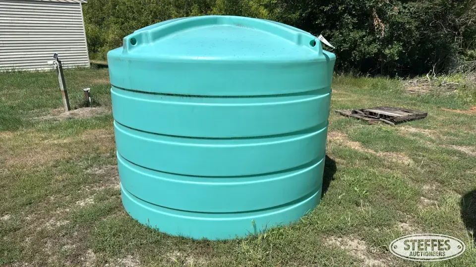 1,650 gal. poly tank