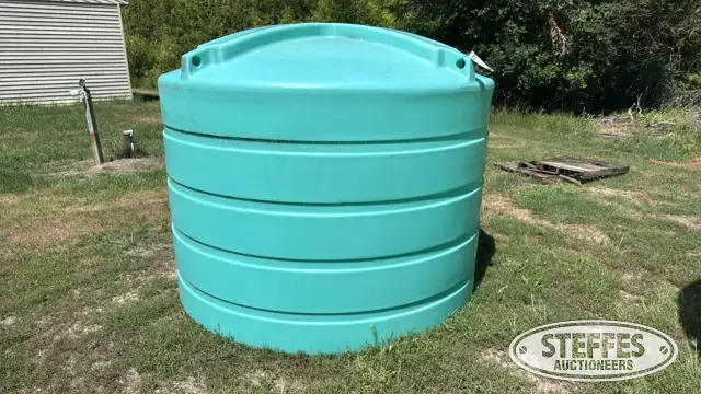 1,650 gal. poly tank