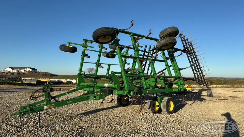 2013 John Deere 2210 Field Cultivator