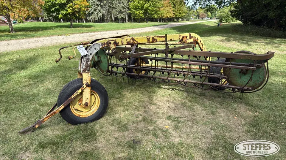 John Deere 640 Rake