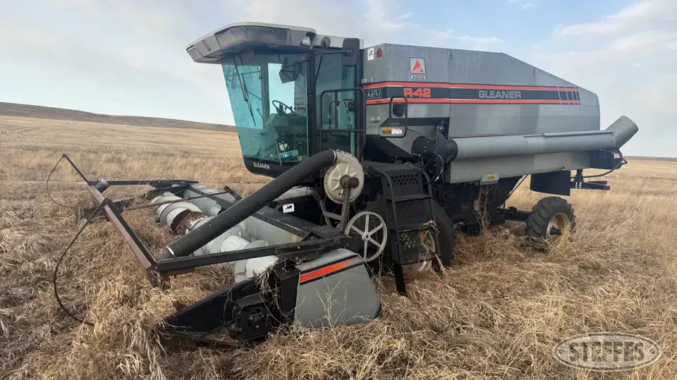 1996 Gleaner R42 Combine