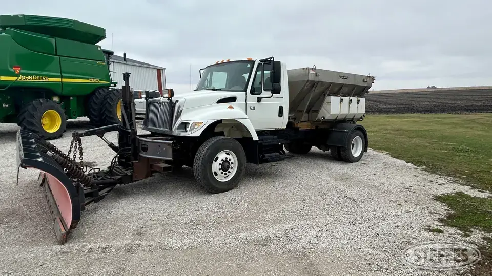2006 International 7300 Plow-Spreader Truck