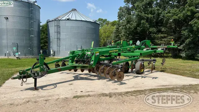 John Deere 2700