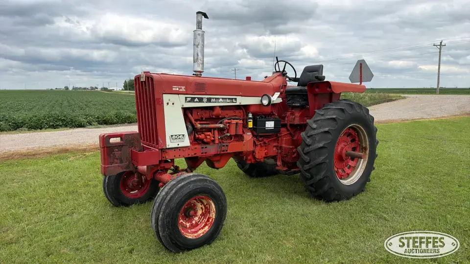 1965 Farmall 806 2WD Tractor