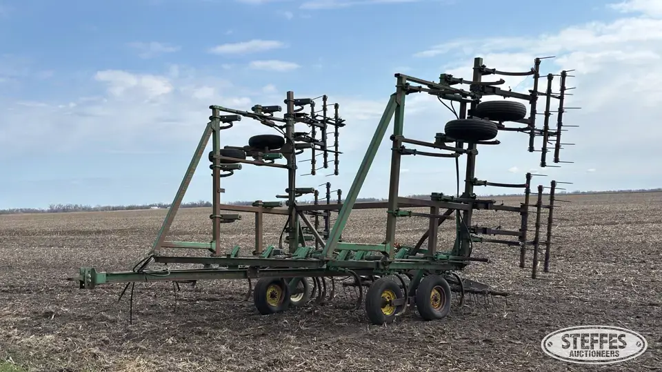 John Deere 1610 Chisel Plow