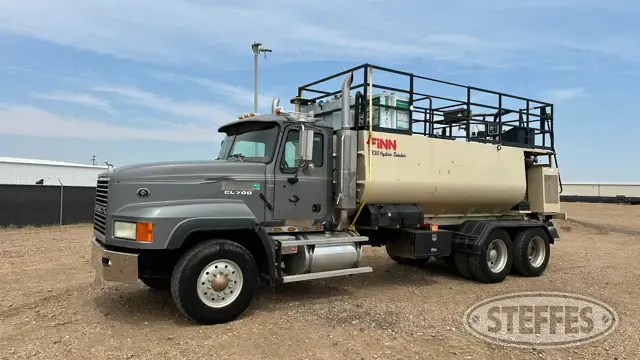 2005 Mack CL733