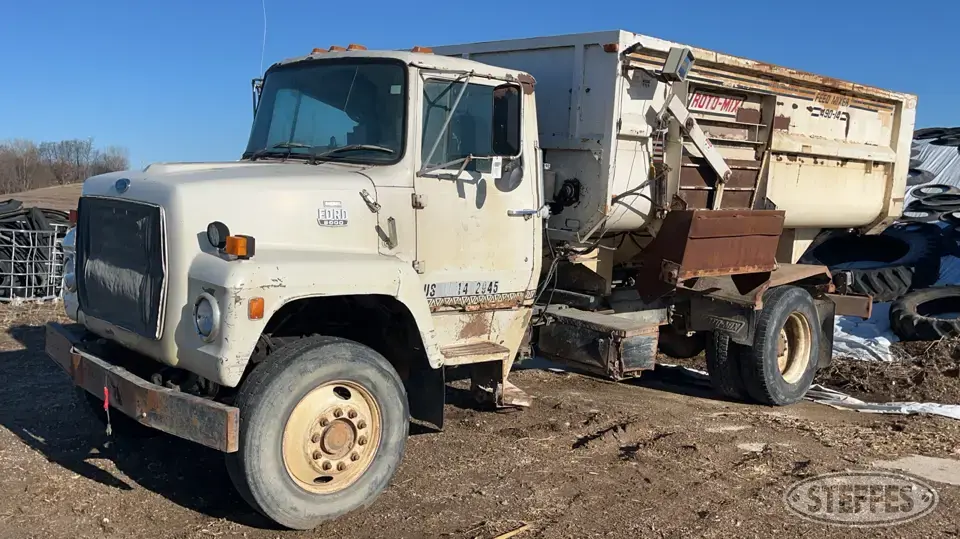 1985 Ford 8000 Feed Truck