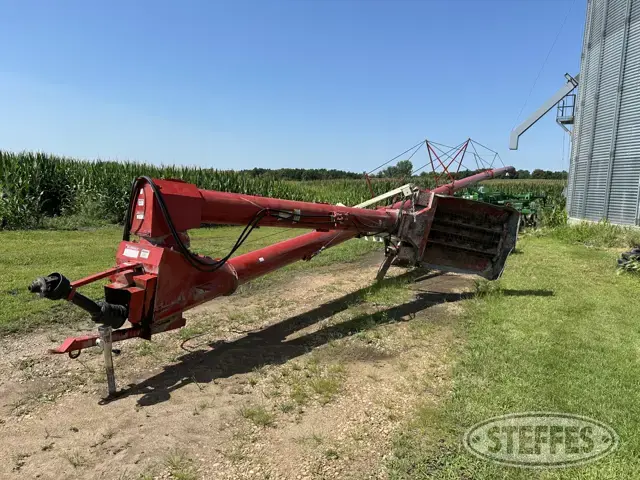 Buhler Farm King 1385