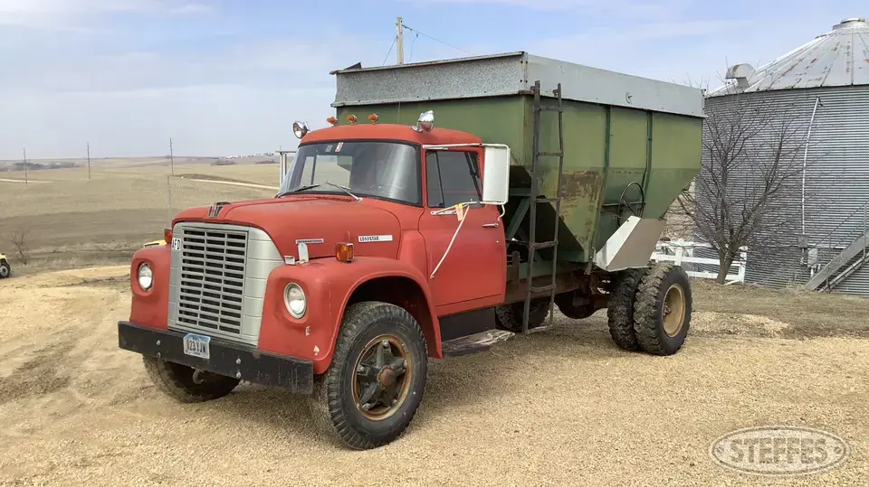 1972 International Loadstar 1700 Single Axle Boxed Truck