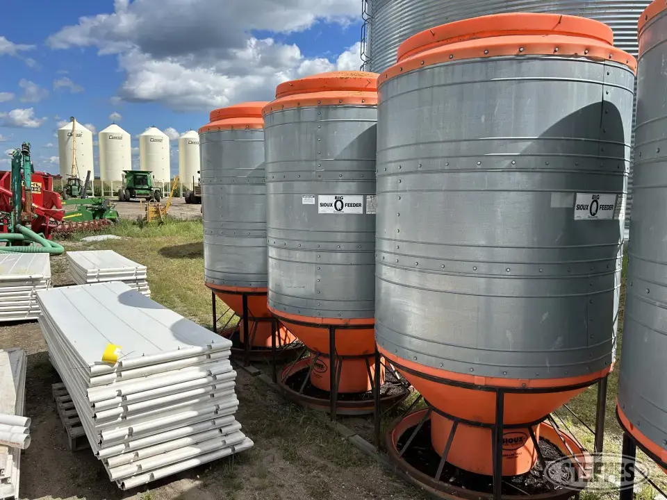 Sioux Big 'O' Feeders and Bunk