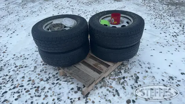 (4) Toyo P265/70R17 tires