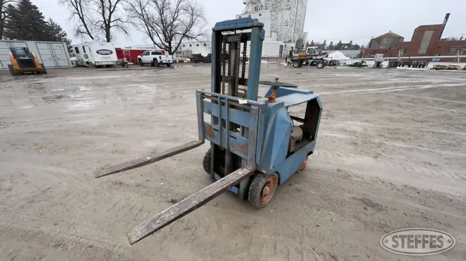 Towmotor LT35 Warehouse Forklift