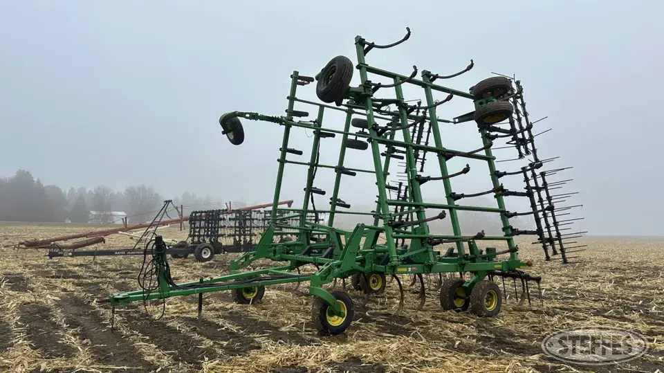 John Deere 2400 Chisel Plow