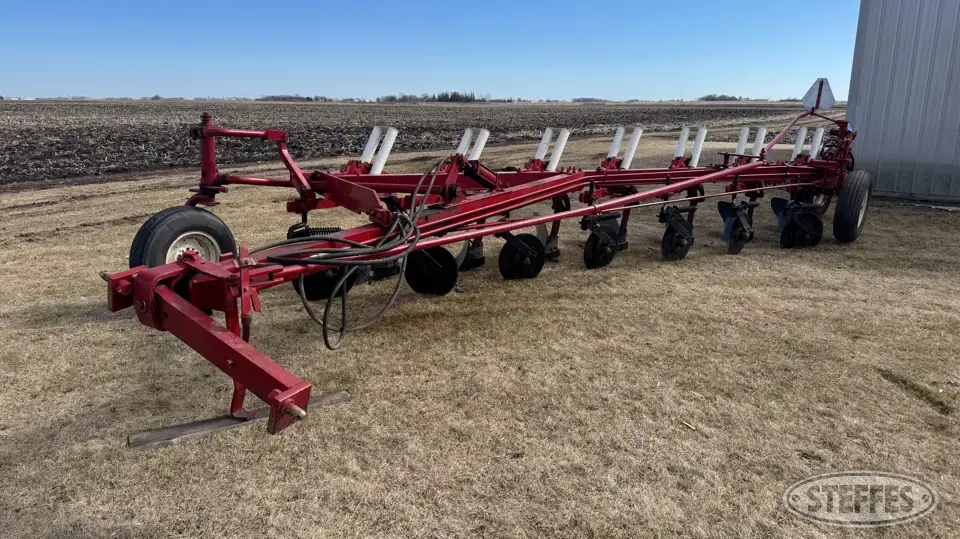 International 710 Automatic Plow