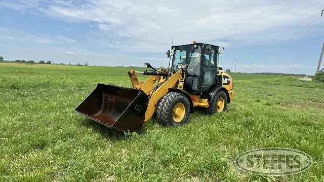 2020 CAT 906M