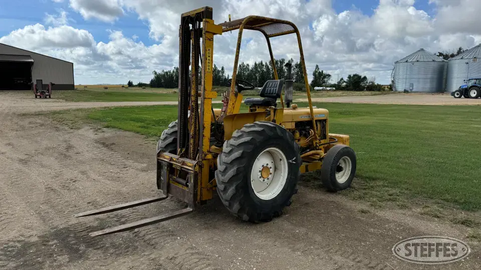 International 2444 Rough Terrain Forklift