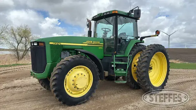 2000 John Deere 8210